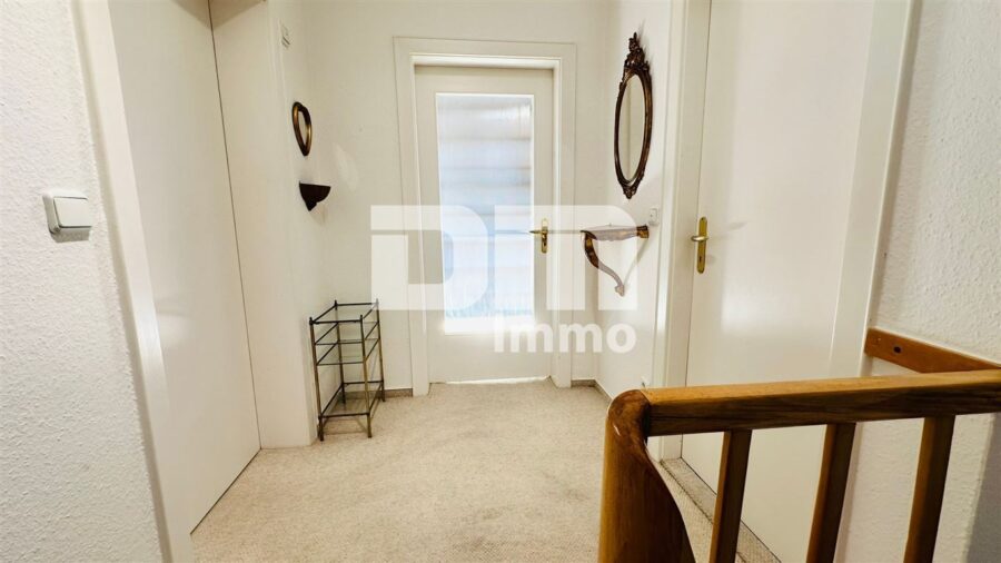 (R)eserviert!Gepflegtes Einfamilienhaus mit Terrasse, Balkon und schönem Gartenbereich - Flur / Diele OG